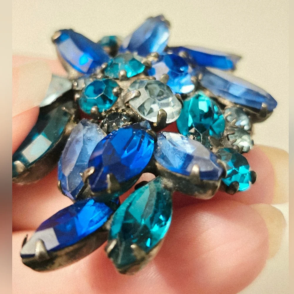 vintage Albert Weiss deep blue green cluster rhinestone Leaf Grape brooch